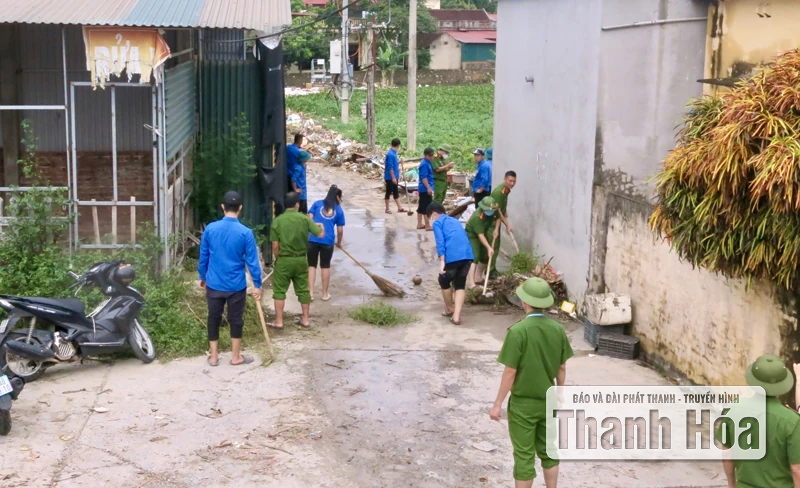 Công an phường Hàm Rồng hỗ trợ Nhân dân khắc phục hậu quả bão số 5