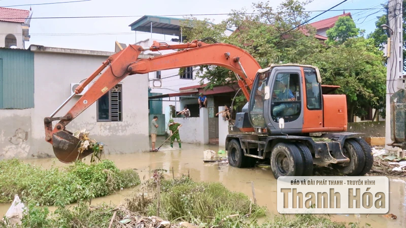 Công an phường Hàm Rồng hỗ trợ Nhân dân khắc phục hậu quả bão số 5