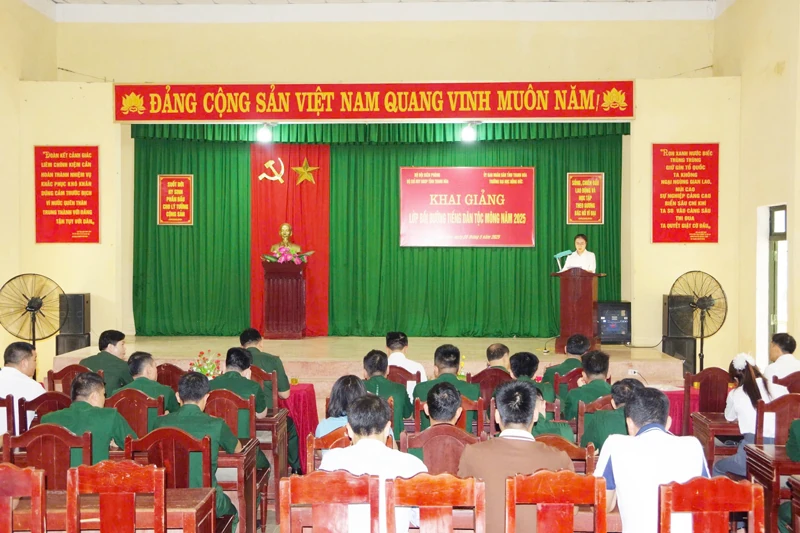 Học tiếng đồng bào để thêm thắt chặt tình quân dân