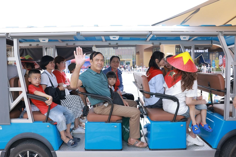 Đón gần 1,2 triệu lượt khách sau 3 ngày mở cửa: Trung tâm Triển lãm Việt Nam “gây sốt” với tiêu chuẩn vận hành chuyên nghiệp