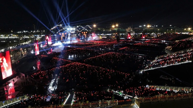 Hơn 50.000 khán giả vỡ òa cảm xúc tại 8Wonder - Moments of Wonder