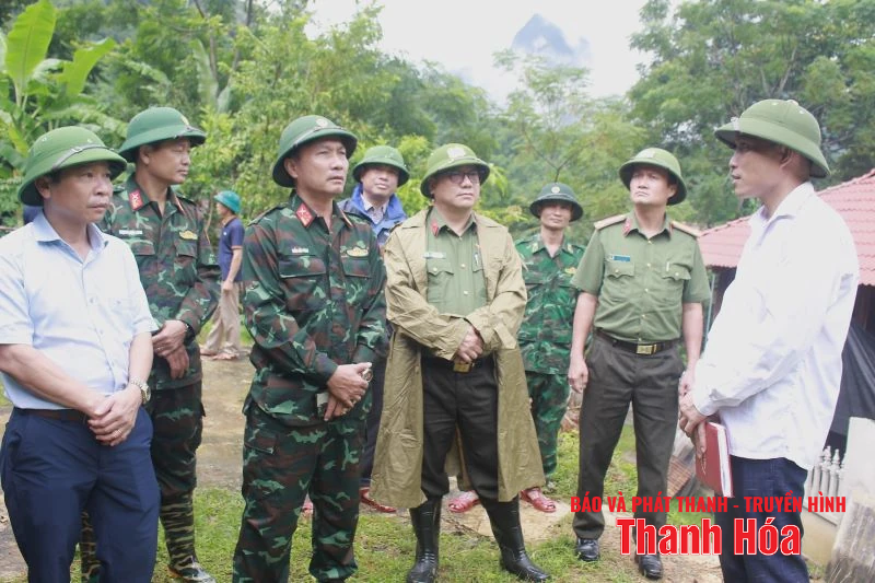 Lãnh đạo Bộ CHQS tỉnh kiểm tra công tác ứng phó bão số 5 tại các xã Trung Hạ, Sơn Điện