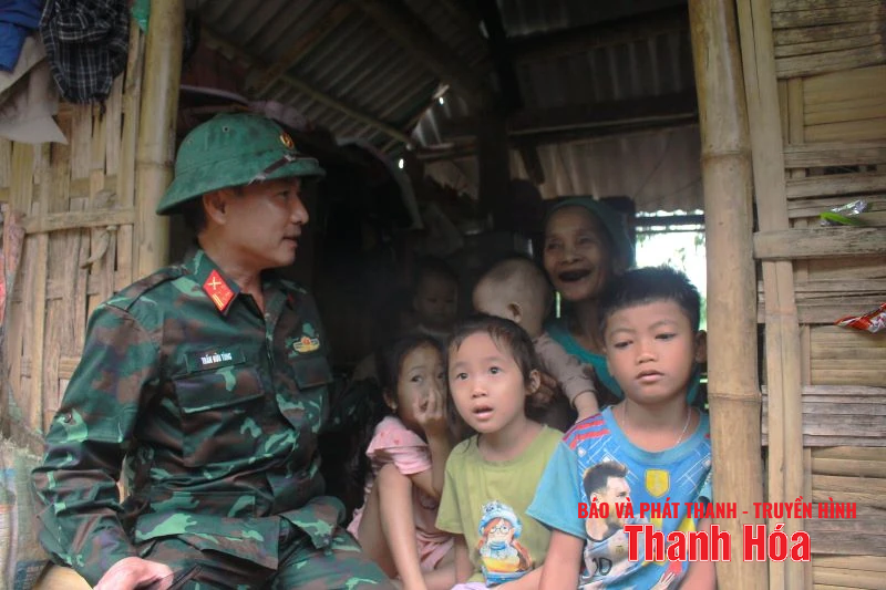 Lãnh đạo Bộ CHQS tỉnh kiểm tra công tác ứng phó bão số 5 tại các xã Trung Hạ, Sơn Điện