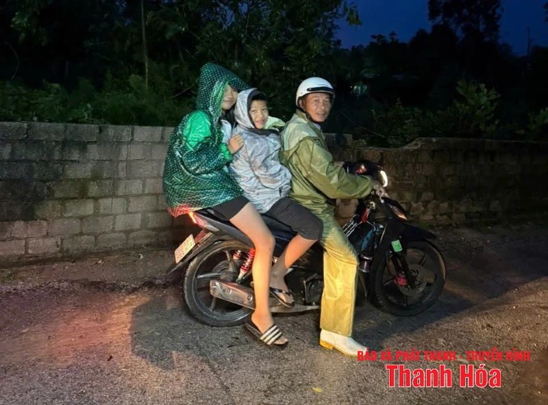 Đoàn viên thanh niên hỗ trợ người dân di dời người và tài sản ứng phó với bão số 5