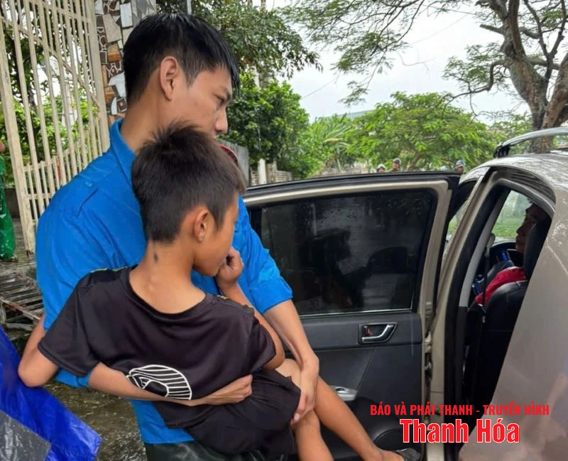 Đoàn viên thanh niên hỗ trợ người dân di dời người và tài sản ứng phó với bão số 5