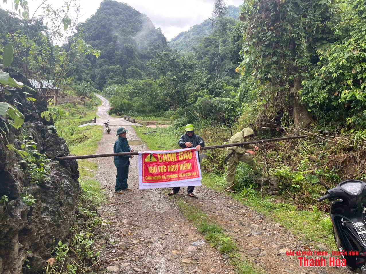 Đoàn viên thanh niên hỗ trợ người dân di dời người và tài sản ứng phó với bão số 5