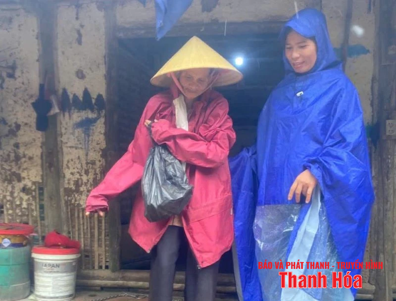 Đoàn viên thanh niên hỗ trợ người dân di dời người và tài sản ứng phó với bão số 5