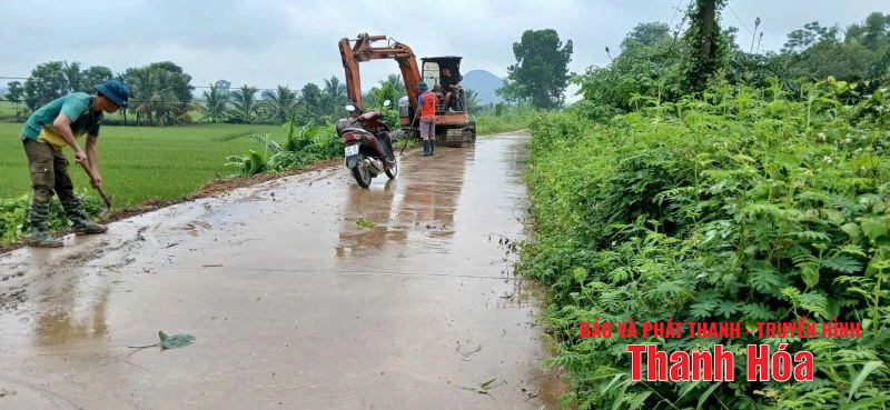 Đoàn viên thanh niên hỗ trợ người dân di dời người và tài sản ứng phó với bão số 5