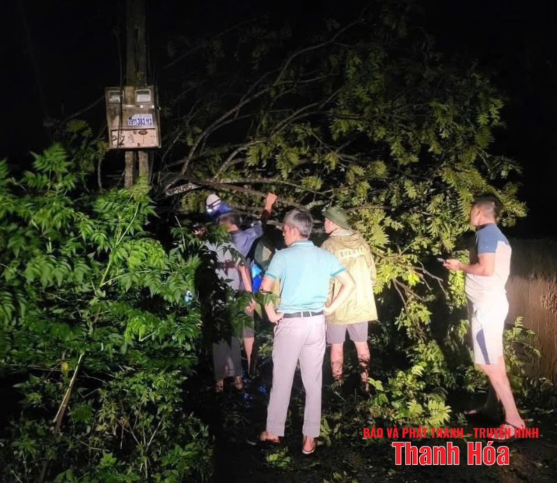 Đoàn viên thanh niên hỗ trợ người di dời đến nơi an toàn trong đêm