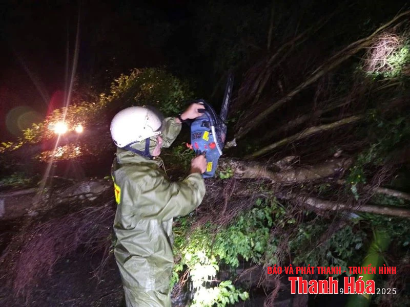 Đoàn viên thanh niên hỗ trợ người di dời đến nơi an toàn trong đêm