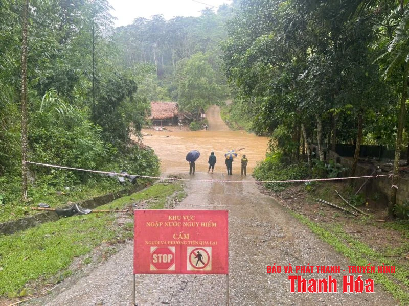 Đoàn viên thanh niên hỗ trợ người di dời đến nơi an toàn trong đêm