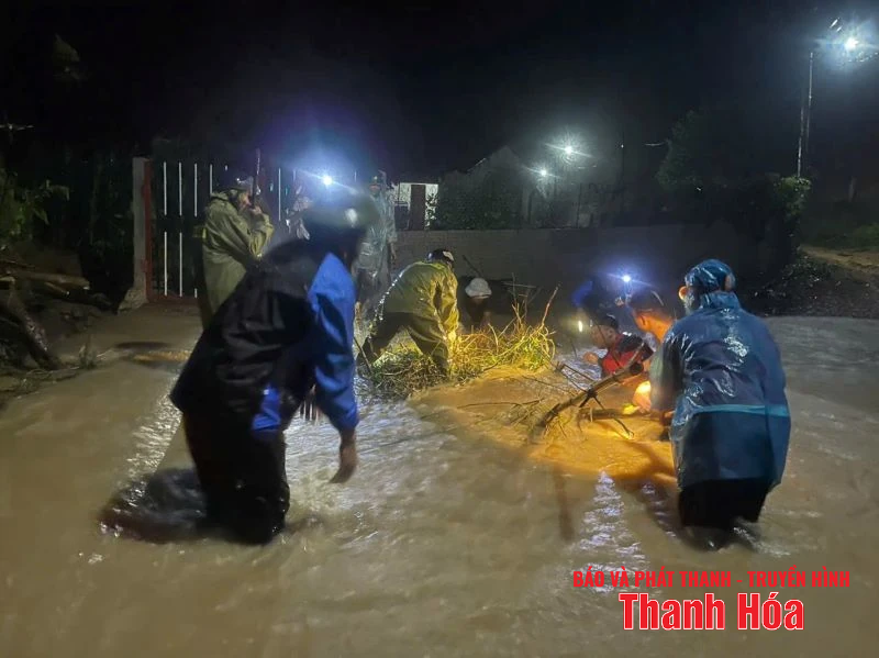 Đoàn viên thanh niên hỗ trợ người di dời đến nơi an toàn trong đêm