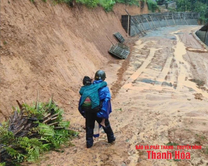 Đoàn viên thanh niên hỗ trợ người di dời đến nơi an toàn trong đêm