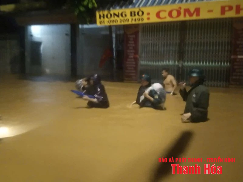 Đoàn viên thanh niên hỗ trợ người di dời đến nơi an toàn trong đêm