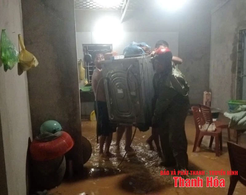 Đoàn viên thanh niên hỗ trợ người di dời đến nơi an toàn trong đêm