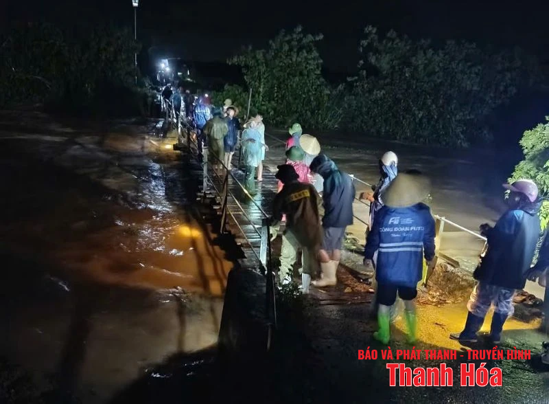 Đoàn viên thanh niên hỗ trợ người di dời đến nơi an toàn trong đêm