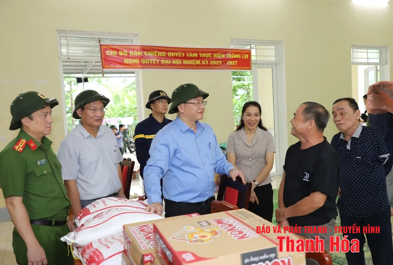 Phó Chủ tịch UBND tỉnh Mai Xuân Liêm kiểm tra, chỉ đạo công tác ứng phó với bão số 5 tại xã Trung Sơn