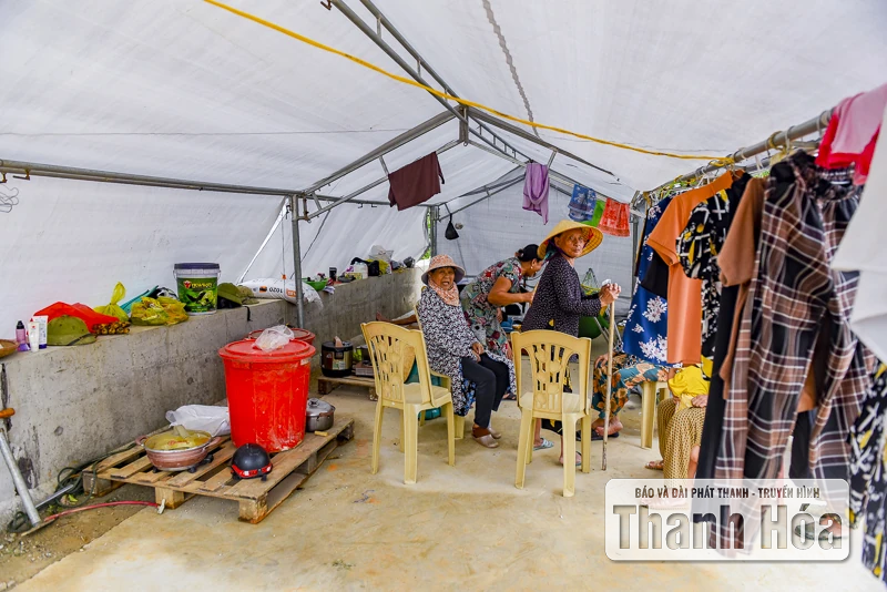 Hàng trăm ngôi nhà ở Hà Trung chìm trong nước, dân sơ tán đồ đạc, vật nuôi lên đê tránh lũ