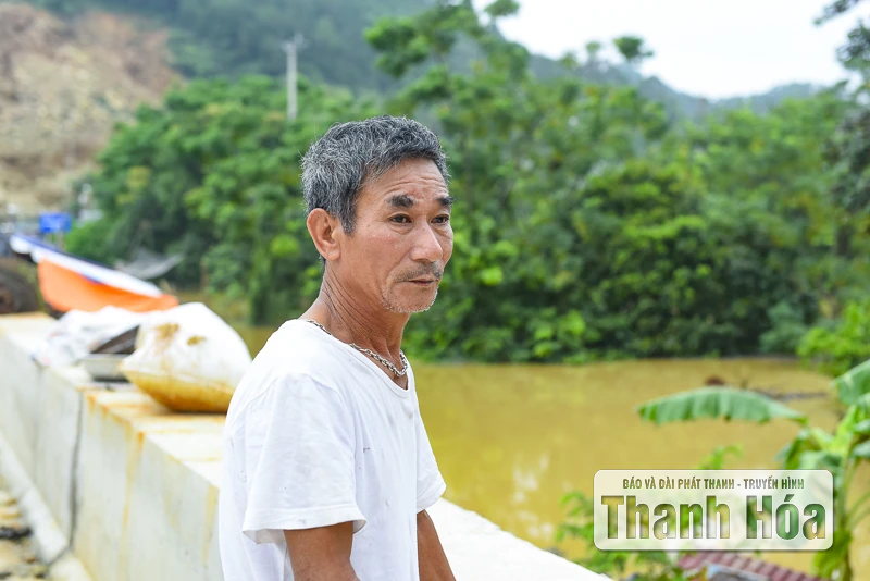 Hàng trăm ngôi nhà ở Hà Trung chìm trong nước, dân sơ tán đồ đạc, vật nuôi lên đê tránh lũ
