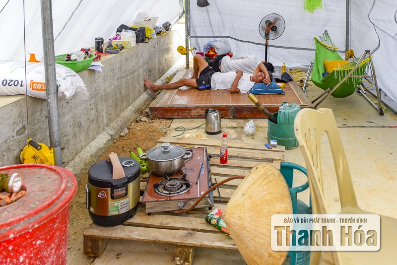 Hàng trăm ngôi nhà ở Hà Trung chìm trong nước, dân sơ tán đồ đạc, vật nuôi lên đê tránh lũ