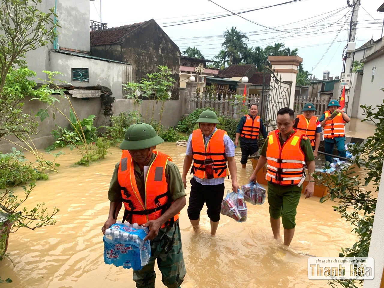 Bác bỏ thông tin về việc Công an không giúp dân trong mưa bão