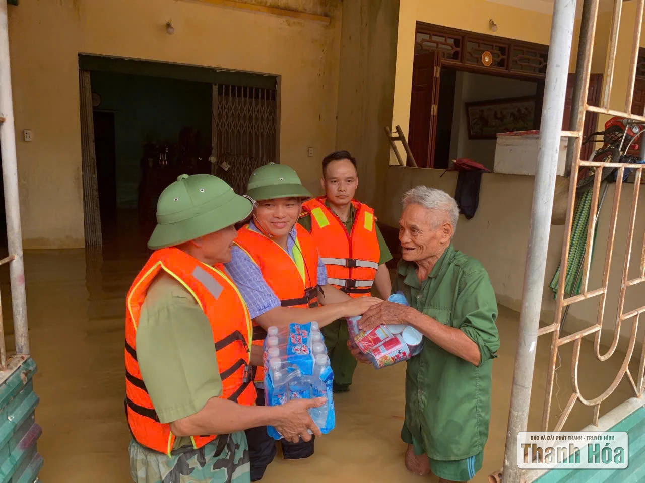 Bác bỏ thông tin về việc Công an không giúp dân trong mưa bão