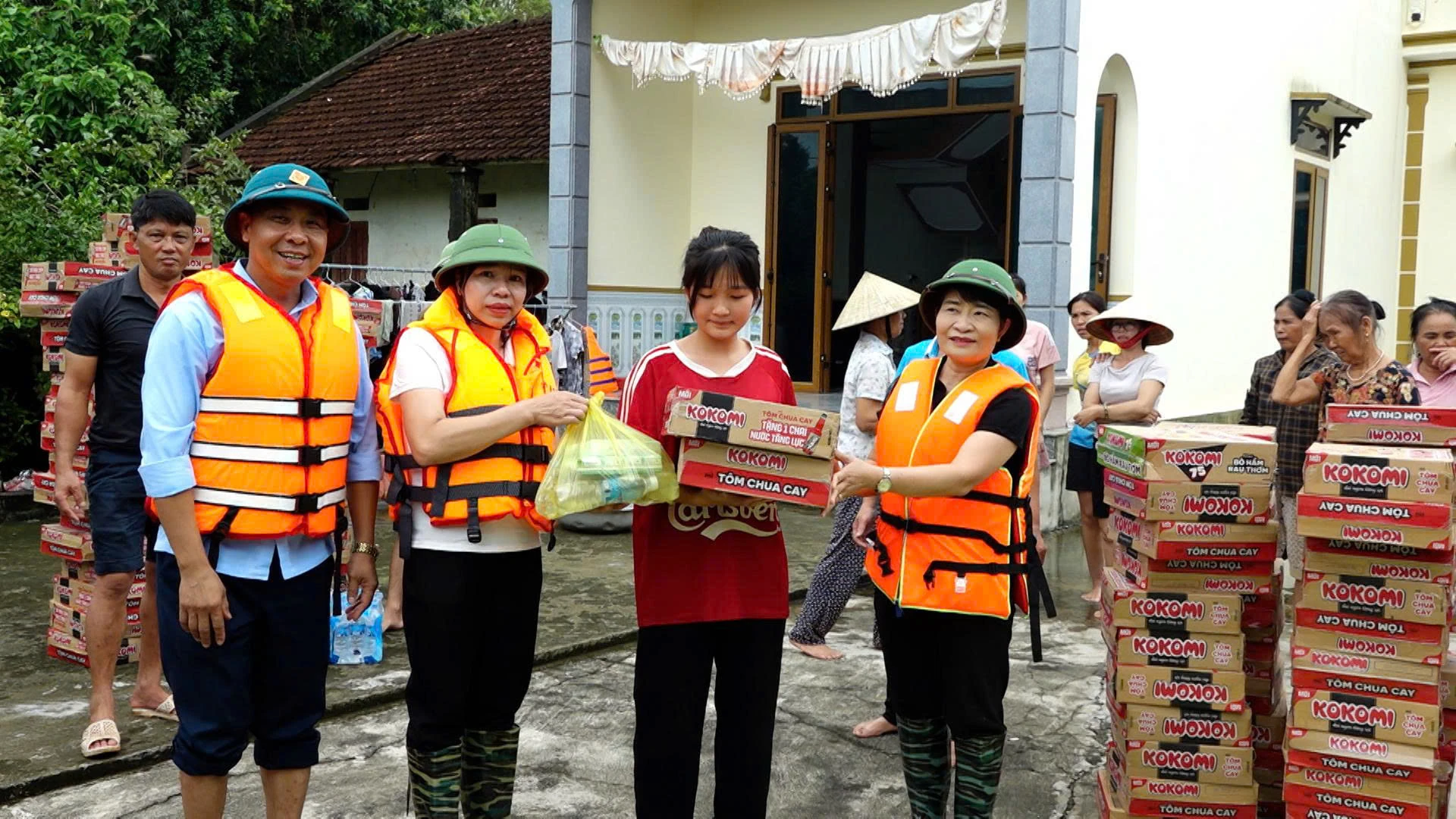 Xã Vĩnh Lộc kịp thời thăm, động viên và cứu trợ Nhân dân vùng lũ