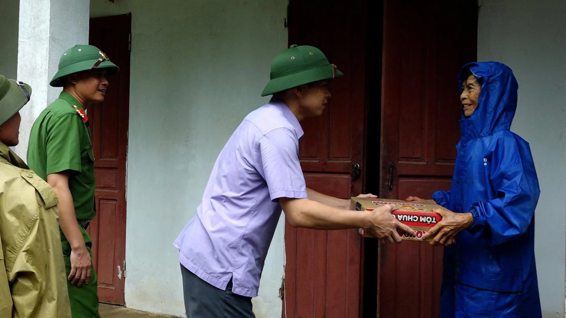 Xã Vĩnh Lộc kịp thời thăm, động viên và cứu trợ Nhân dân vùng lũ