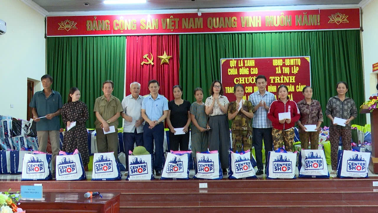 Trao 500 suất quà cho các hộ có hoàn cảnh khó khăn tại xã Thọ Lập