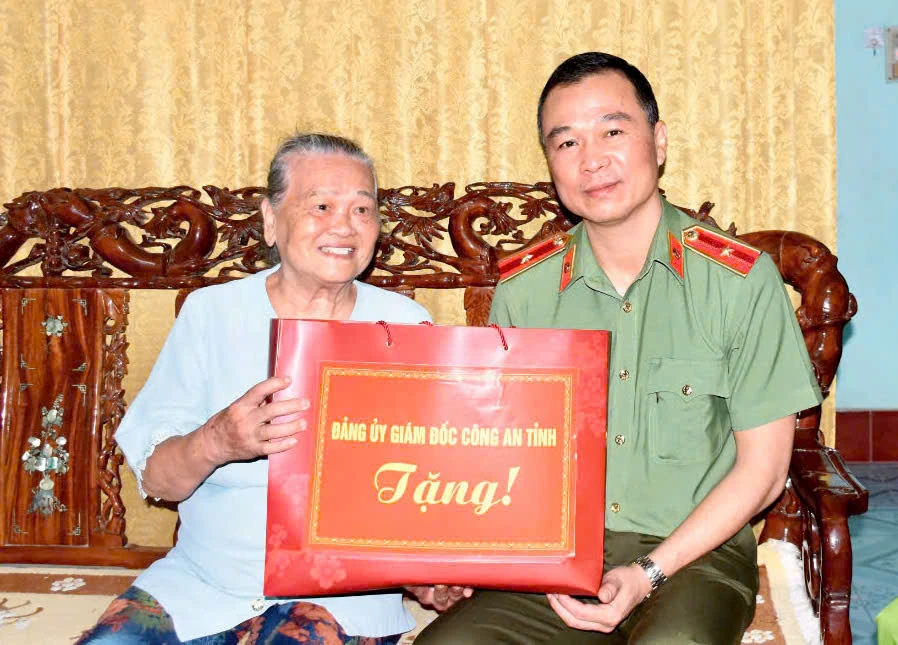 Giám đốc Công an tỉnh thăm, tặng quà các gia đình người có công nhân dịp Quốc khánh 2/9