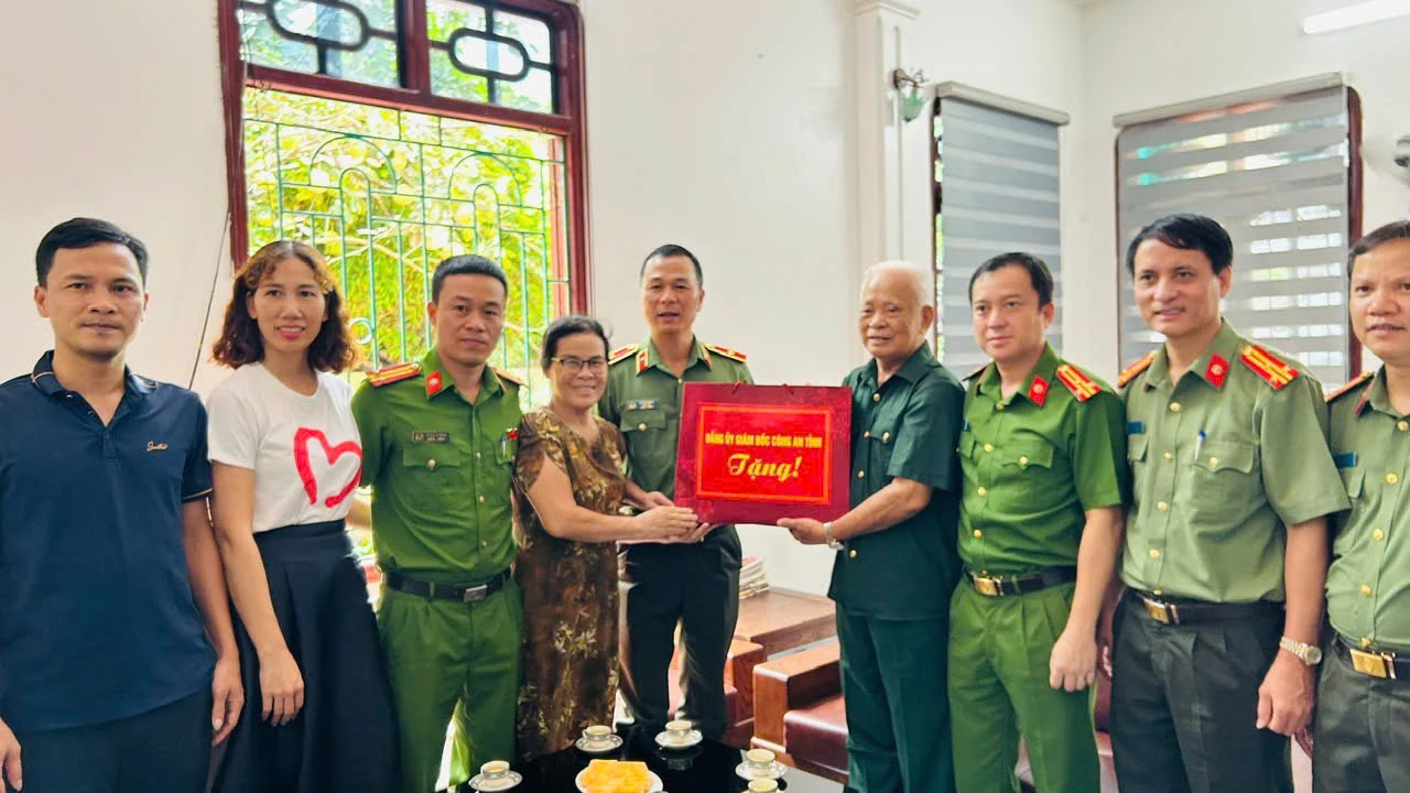 Giám đốc Công an tỉnh thăm, tặng quà các gia đình người có công nhân dịp Quốc khánh 2/9