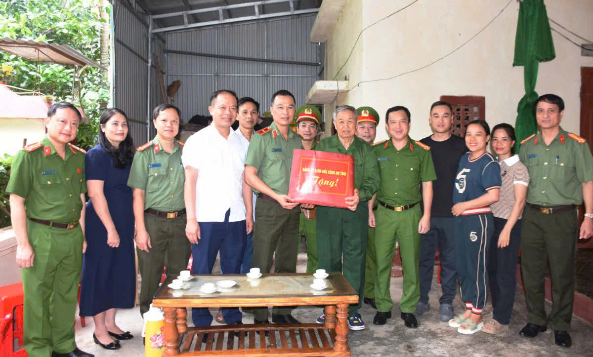 Giám đốc Công an tỉnh thăm, tặng quà các gia đình người có công nhân dịp Quốc khánh 2/9