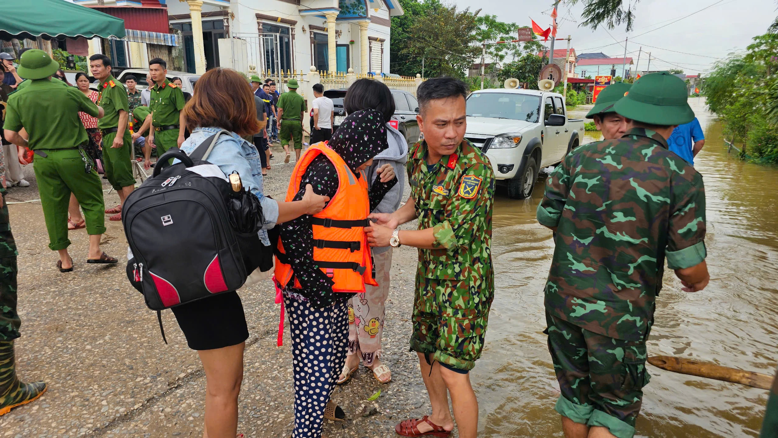 Lũ trên sông Bưởi trên mức báo động III, cô lập nhiều thôn trên địa bàn xã Kim Tân
