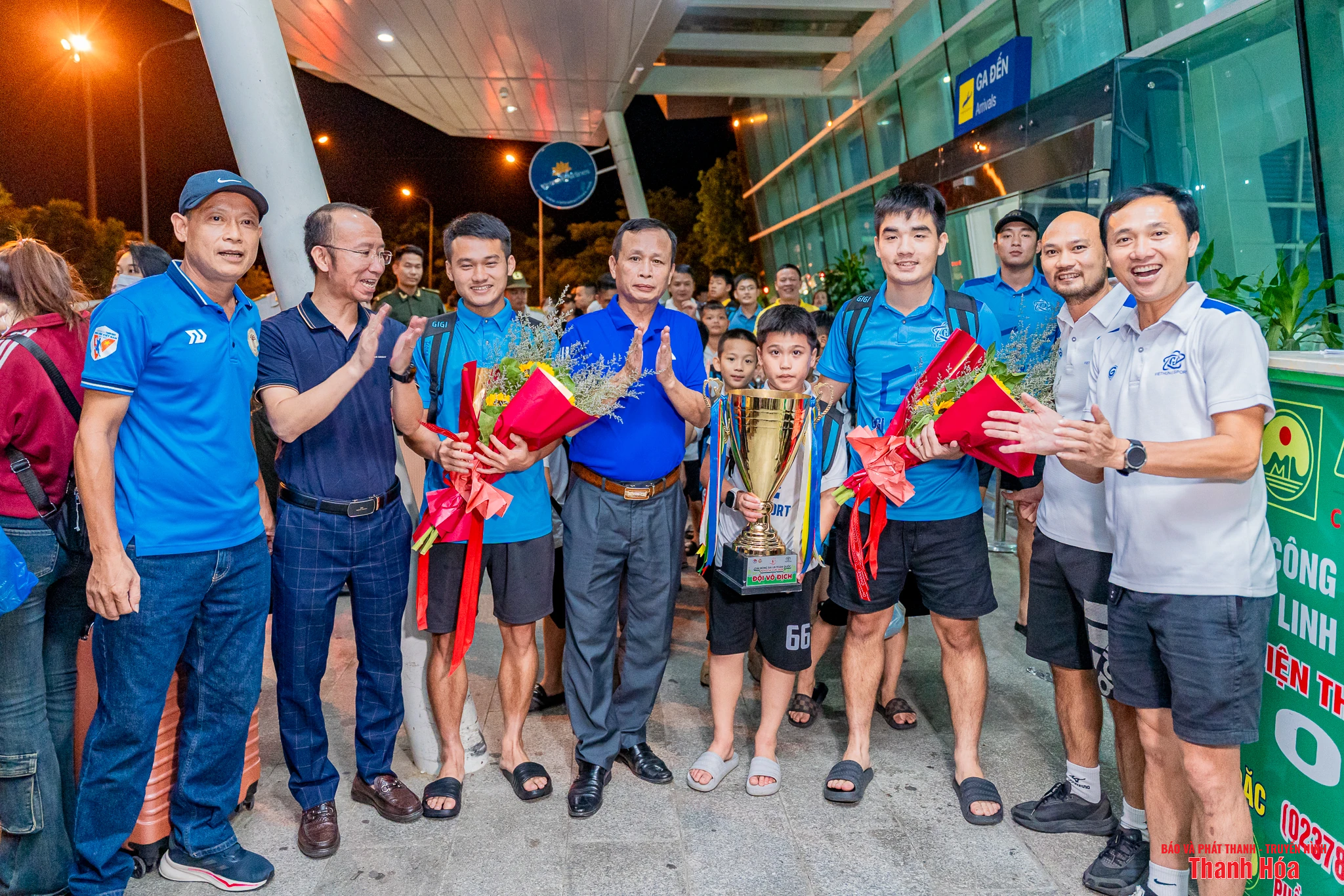 Chào đón nhà vô địch U9 Việt Hùng Thanh Hóa cùng chiếc cúp lịch sử