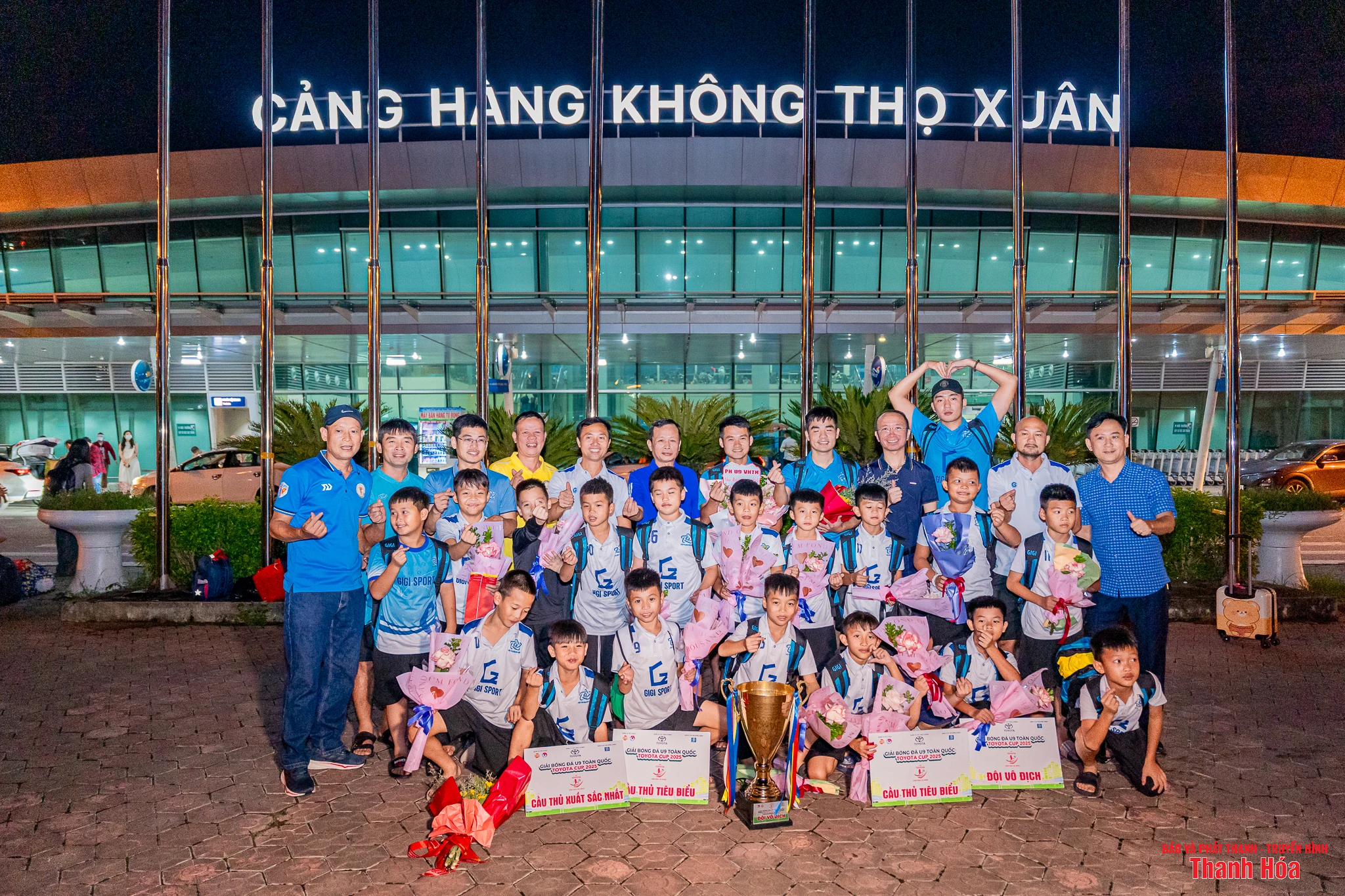 Chào đón nhà vô địch U9 Việt Hùng Thanh Hóa cùng chiếc cúp lịch sử