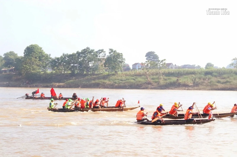 Tưng bừng lễ hội đua thuyền truyền thống trên sông Mã