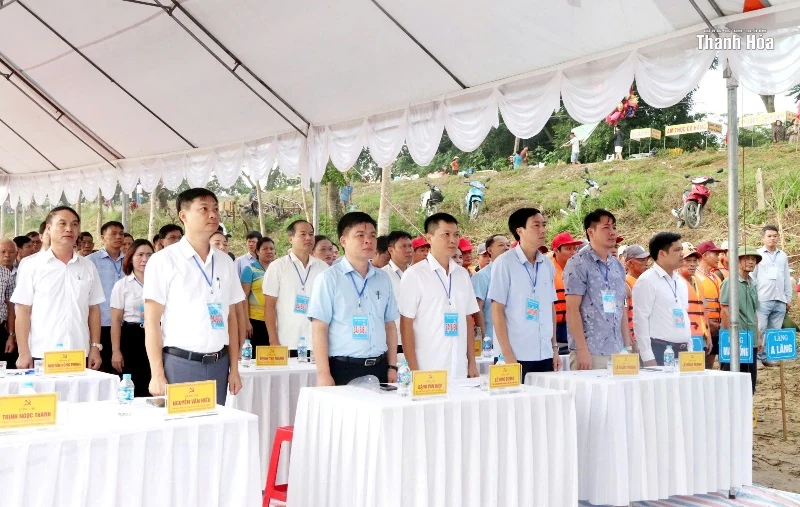 Tưng bừng lễ hội đua thuyền truyền thống trên sông Mã