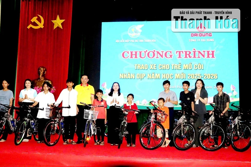 Trao tặng hơn 1.900 suất quà và 246 xe đạp cho trẻ mồ côi dịp đầu năm học