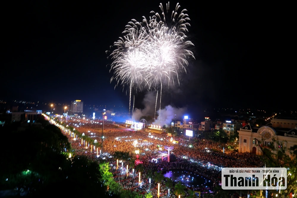 Pháo hoa rực rỡ sắc màu chào mừng Quốc khánh 2/9