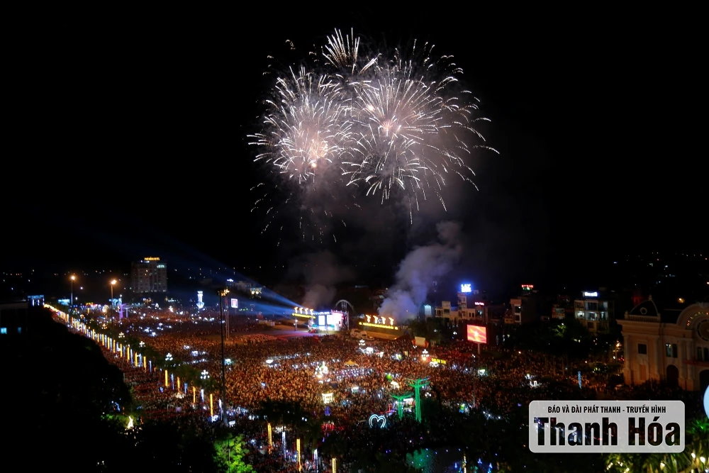 Pháo hoa rực rỡ sắc màu chào mừng Quốc khánh 2/9