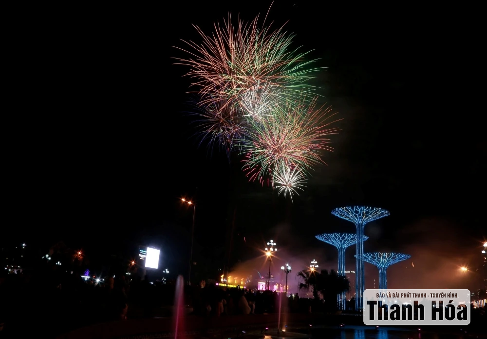 Pháo hoa rực rỡ sắc màu chào mừng Quốc khánh 2/9
