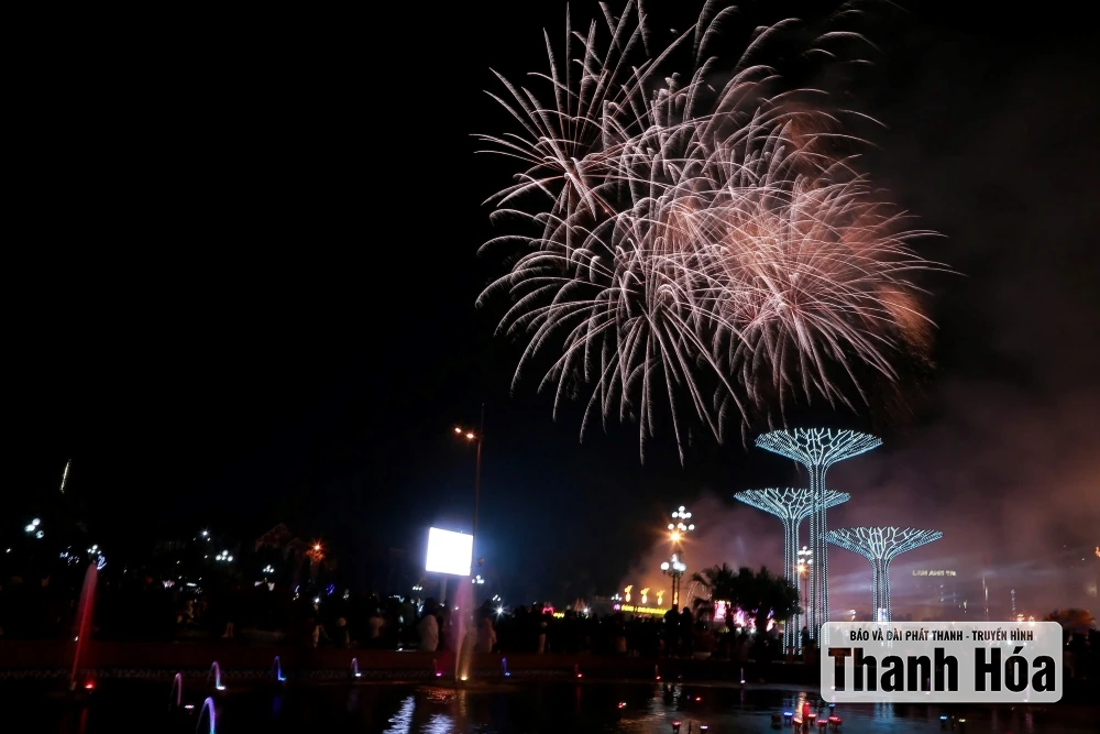 Pháo hoa rực rỡ sắc màu chào mừng Quốc khánh 2/9