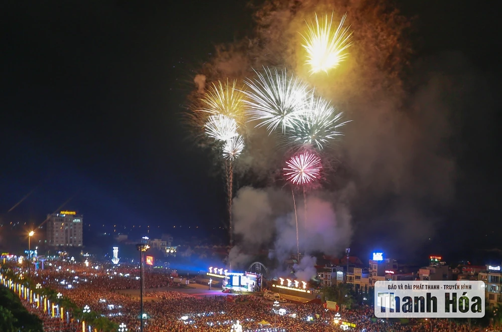 Pháo hoa rực rỡ sắc màu chào mừng Quốc khánh 2/9