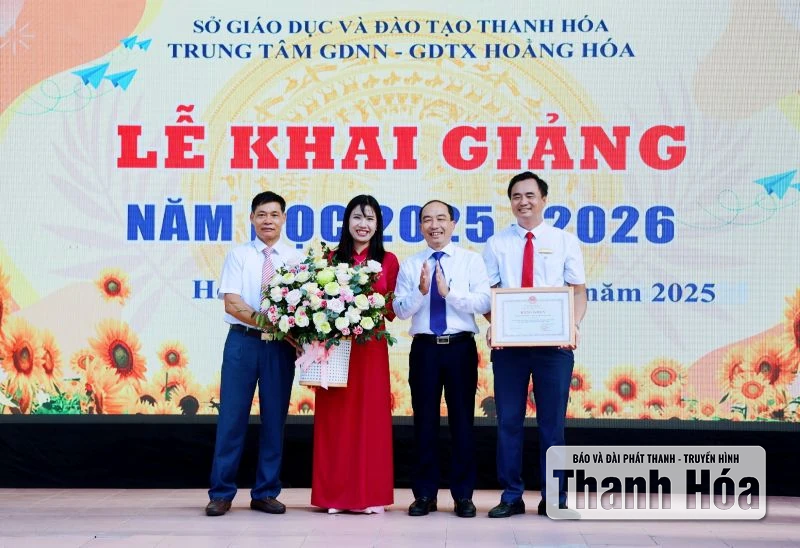 Phó Chủ tịch Thường trực HĐND tỉnh Lê Tiến Lam dự khai giảng tại Trung tâm GDNN-GDTX Hoằng Hóa
