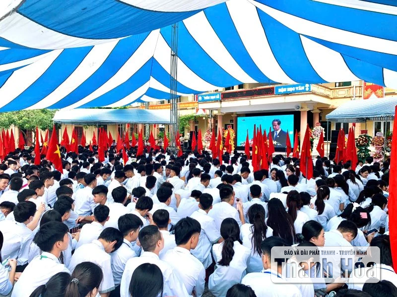 Phó Chủ tịch Thường trực HĐND tỉnh Lê Tiến Lam dự khai giảng tại Trung tâm GDNN-GDTX Hoằng Hóa