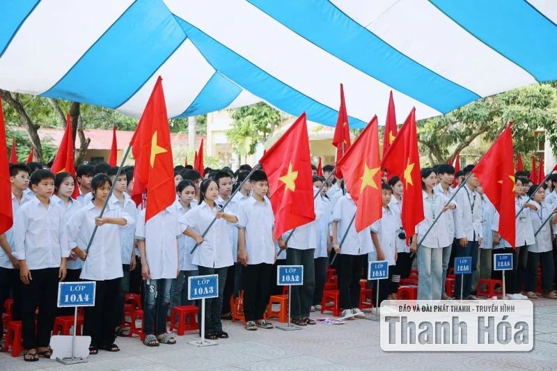 Phó Chủ tịch Thường trực HĐND tỉnh Lê Tiến Lam dự khai giảng tại Trung tâm GDNN-GDTX Hoằng Hóa