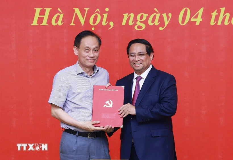 Thủ tướng trao Quyết định điều động, bổ nhiệm 8 lãnh đạo các bộ, cơ quan