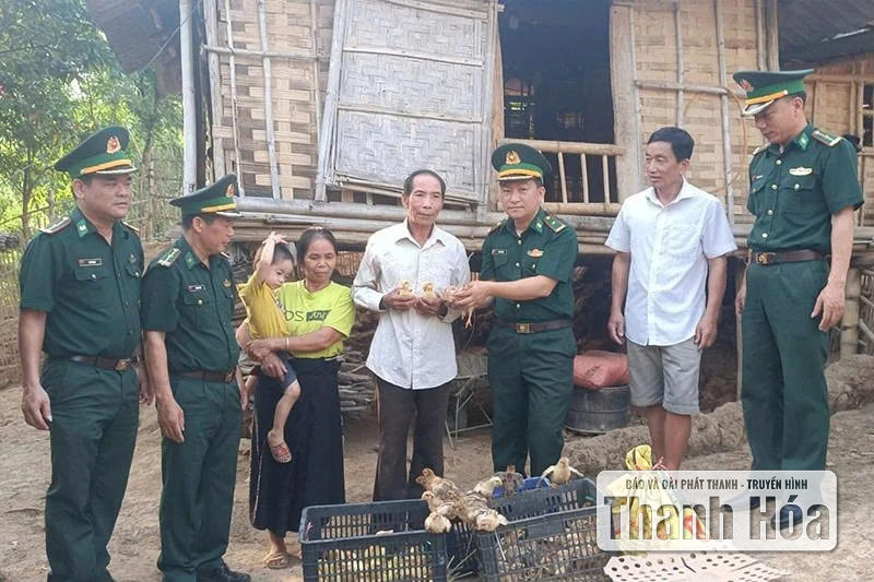 Cán bộ biên phòng tăng cường xây dựng xã biên giới