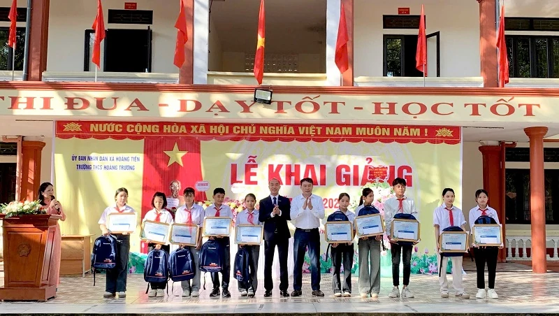 Sacombank trao học bổng “Ươm mầm cho những ước mơ” 2025