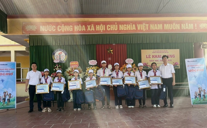 Sacombank trao học bổng “Ươm mầm cho những ước mơ” 2025